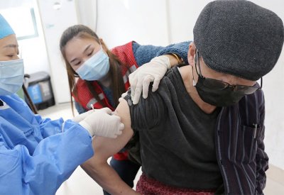 الصين تسابق الزمن لتطعيم المسنين بعد تخليها عن "صفر كوفيد"