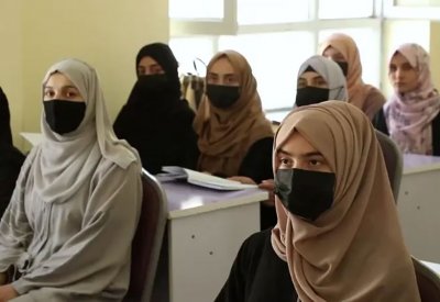طالبان رداً على انتقادات إيران لمنع تعليم المرأة: اهتموا بمشاكلكم
