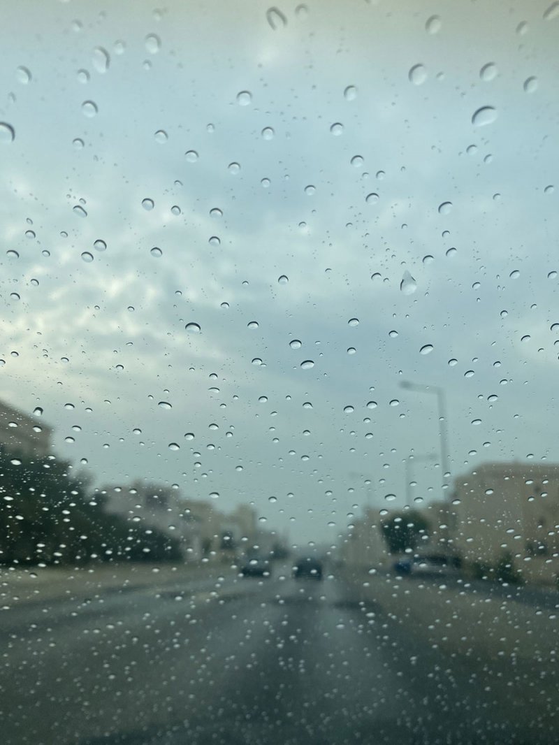 المرور تدعو سائقي السيارات إلى ضرورة أخذ الحيطة والحذر في ظل تساقط الأمطار