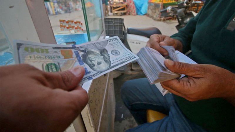 الدولار "يحلق" في العراق.. وأعياد بطعم الغلاء