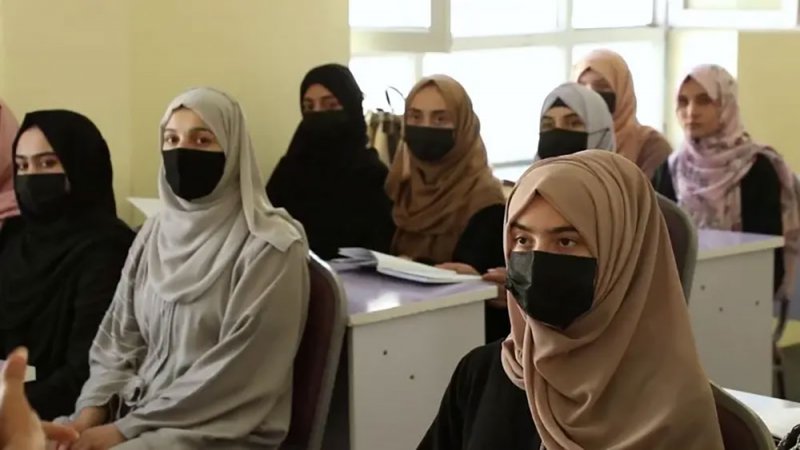 طالبان رداً على انتقادات إيران لمنع تعليم المرأة: اهتموا بمشاكلكم