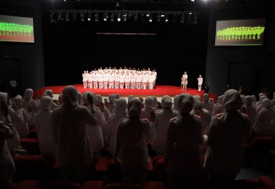 بالصور: طلبة التمريض بجامعة البحرين يؤدون قَسم المهنة والمسؤولية