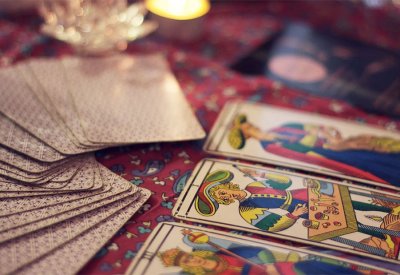 الاستقرار المزيف.. لهذا السبب يتعلق الناس بتنبؤات رأس السنة