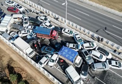 حادث سير ضم 200 مركبة بالصين.. قتيل واحد وعشرات الإصابات