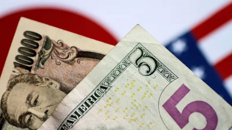الدولار يقفز إلى أعلى مستوى في أسبوع مقابل الين الياباني