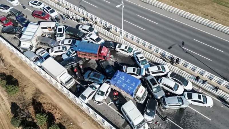 حادث سير ضم 200 مركبة بالصين.. قتيل واحد وعشرات الإصابات