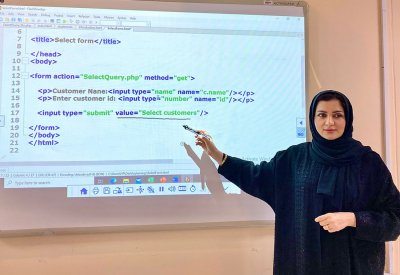 المعلمة نسرين تؤهل طالباتها للابتكار في الذكاء الاصطناعي