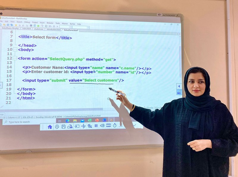 المعلمة نسرين تؤهل طالباتها للابتكار في الذكاء الاصطناعي