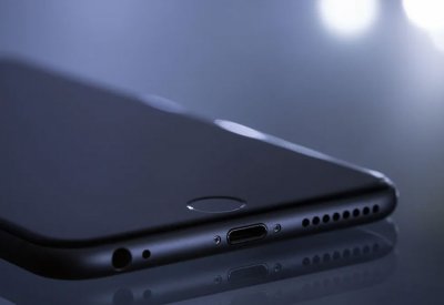 بقانون البطاريات.. هل تعيدنا أوروبا لعصر "الهواتف الغبية"؟