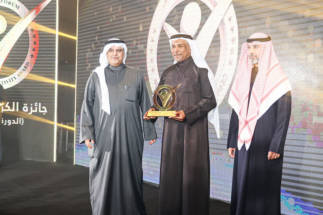 الزميل سعيد محمد يتسلم جائزة فئة الأعمال الإذاعية