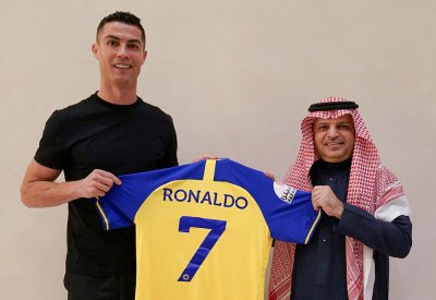 رونالدو ليس أولهم.. أبرز الوجهات "المفاجئة" لنجوم الكرة العالمية