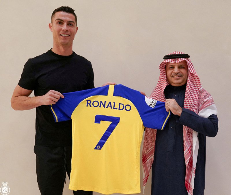 رونالدو ليس أولهم.. أبرز الوجهات "المفاجئة" لنجوم الكرة العالمية