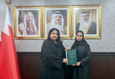 الأمين العام لمجلس التعليم العالي تستلم نسخة من رسالة ماجستير للباحثة اسماء خالد