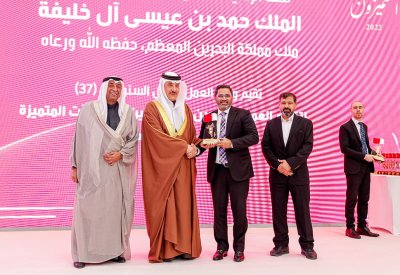 وزارة العمل تمنح جائزة التمييز لموظفي لولو