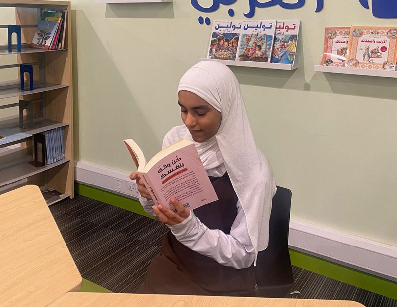 الطالبة شريفة مسلم.. من صعوبات التعلّم إلى كتابة روايتها الأولى