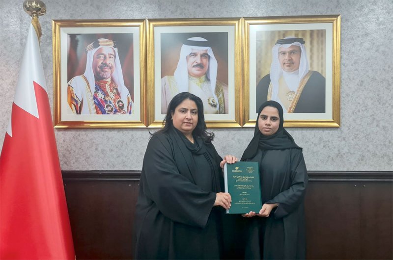 الأمين العام لمجلس التعليم العالي تستلم نسخة من رسالة ماجستير للباحثة اسماء خالد