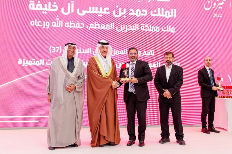 وزارة العمل تمنح جائزة التمييز لموظفي لولو