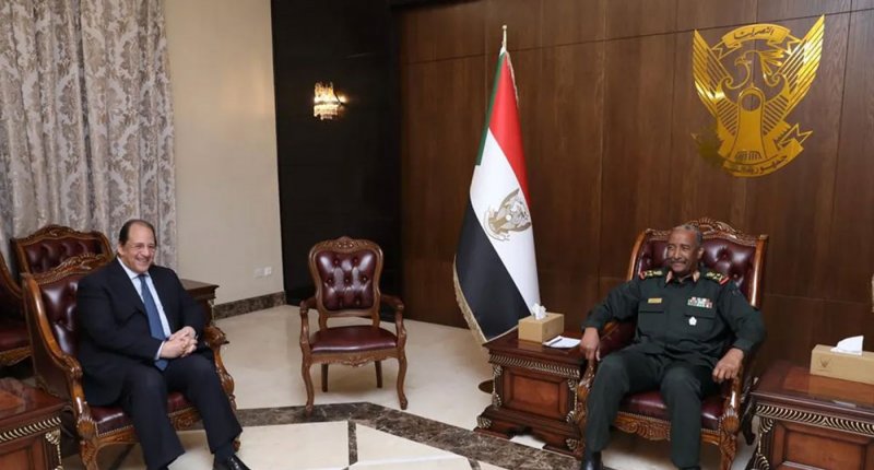 البرهان يلتقي رئيس المخابرات المصرية بالخرطوم
