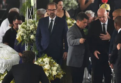 إنفانتينو يطالب جميع الدول بإطلاق اسم بيليه على أحد ملاعبها