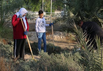 بالصور: "المرخ الخيرية" تنظم حملة لتنظيف مقبرة القرية