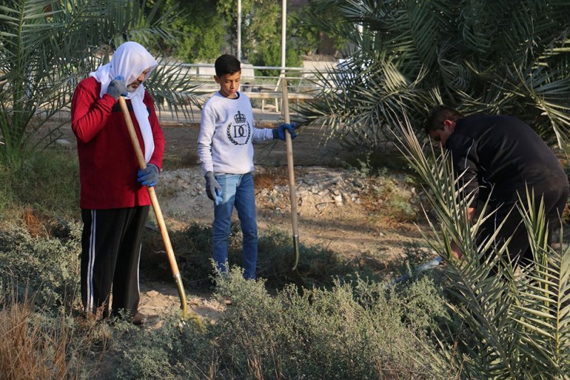 بالصور: "المرخ الخيرية" تنظم حملة لتنظيف مقبرة القرية