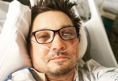 نجم "مارفل" جيريمي رينر ينشر أول صورة بعد الحادث "الغريب"