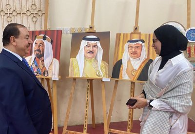 بالصور: "بابار الثقافي" يحتضن معرض "البحرين في عيوني" 