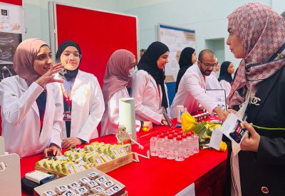 طلبة "العلوم المساندة" بجامعة البحرين يعرضون أنواع الأشعة واستخداماتها