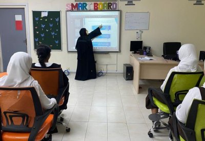 اختصاصية تكنولوجيا تسهم في تحويل "حليمة السعدية" إلى مدرسة رقمية