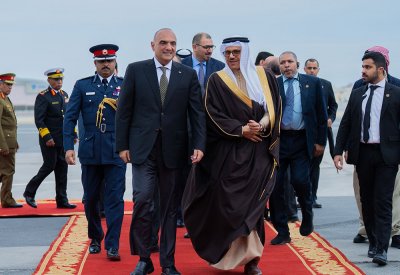 دولة رئيس الوزراء ووزير الدفاع بالمملكة الأردنية الهاشمية يصل إلى البلاد