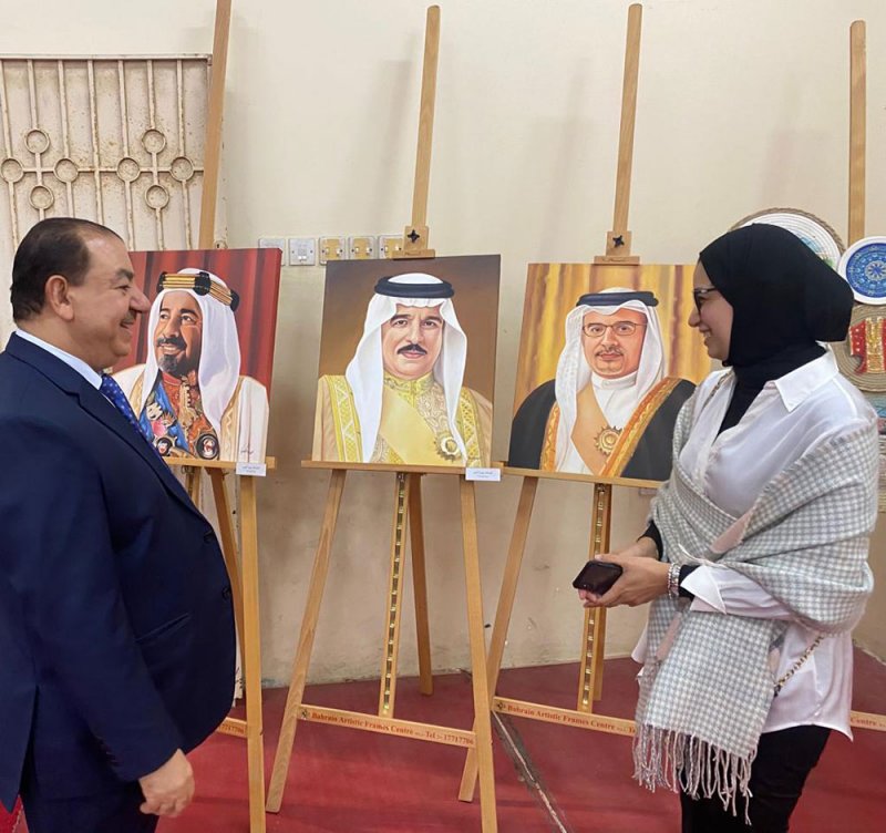 بالصور: "بابار الثقافي" يحتضن معرض "البحرين في عيوني" 
