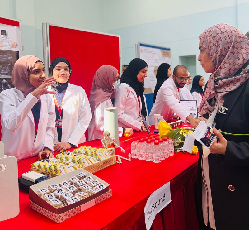 طلبة "العلوم المساندة" بجامعة البحرين يعرضون أنواع الأشعة واستخداماتها