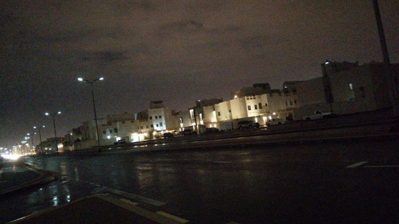 إنارة الشموع تسيطر على طرقات الرملي