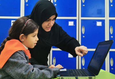 الاختصاصية فاطمة محمد تحقق مع طالباتها إنجازات رقمية عالمية