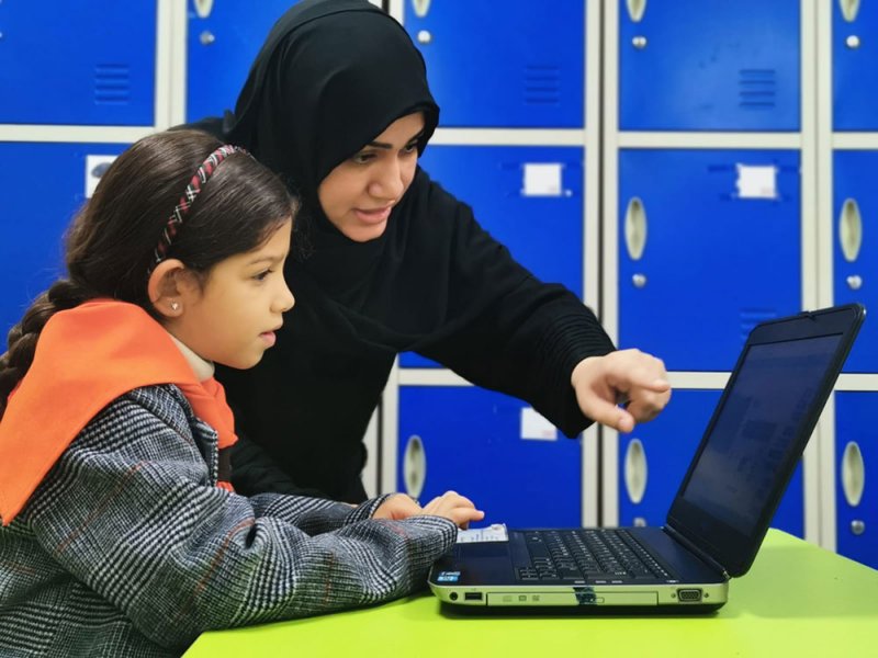 الاختصاصية فاطمة محمد تحقق مع طالباتها إنجازات رقمية عالمية