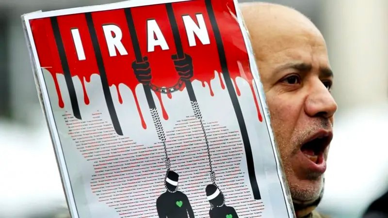 إيران تنفذ الإعدام بحق اثنين من المحتجين دفعة واحدة