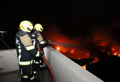 الدفاع المدني يدفع بـ 17 آلية و59 ضابطاً وفرداً ويتمكن من إخماد حريق اندلع في مستودع بمنطقة سترة