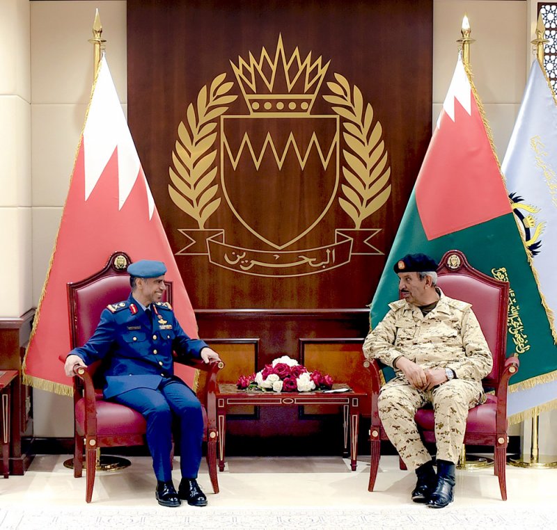 القائد العام لقوة دفاع البحرين يستقبل وفدًا من القضاء العسكري الإماراتي