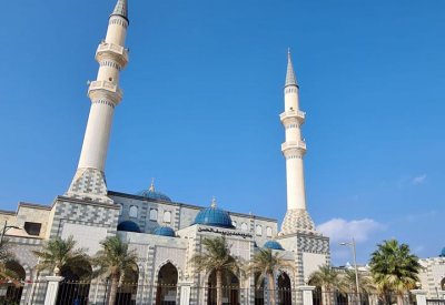 أساتذة بجامعة البحرين يتشاركون الشغف بالعمارة الإسلامية مع زوار جامع الحسن