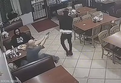 بالفيديو: سطو مسلح داخل مطعم.. وشجاعة زبون أنهت كل شيء