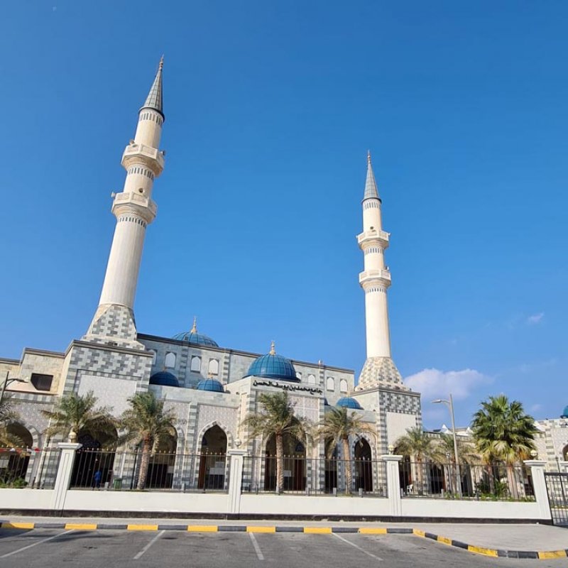 أساتذة بجامعة البحرين يتشاركون الشغف بالعمارة الإسلامية مع زوار جامع الحسن