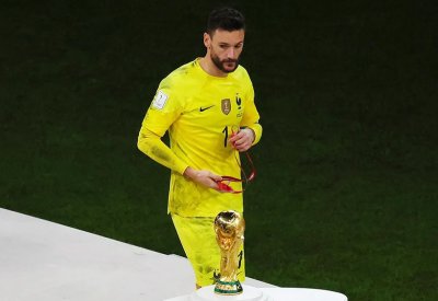 لوريس يخلع قفاز "الديوك" نهائيا