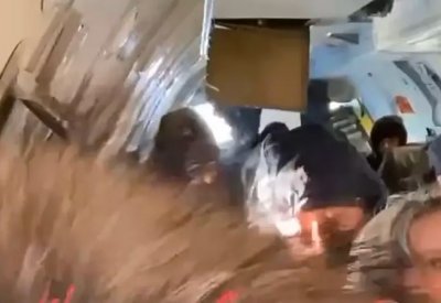 بالفيديو: باب طائرة ينفتح في الجو.. وهذا مصير الركاب