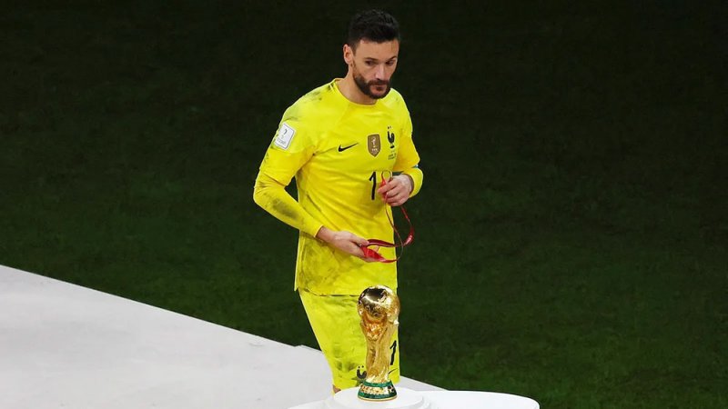 لوريس يخلع قفاز "الديوك" نهائيا