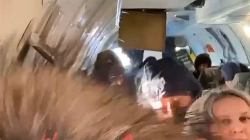 بالفيديو: باب طائرة ينفتح في الجو.. وهذا مصير الركاب