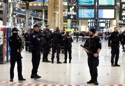جرحى طعنا بسكين في محطة للقطارات بباريس