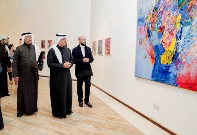الفنان محمد تقي يستكشف آفاق التجريد عبر اللون والشكل والضوء 