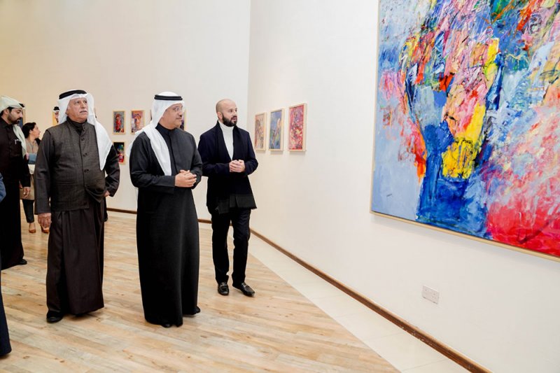 الفنان محمد تقي يستكشف آفاق التجريد عبر اللون والشكل والضوء 