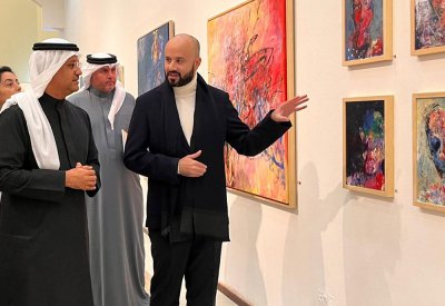 في معرضه الشخصي "همسات".. تقي: "المشاعر الدفينة تتحول للوحات جمالية"
