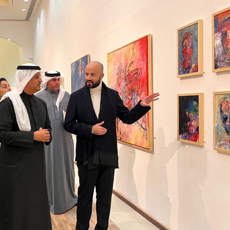 في معرضه الشخصي "همسات".. تقي: "المشاعر الدفينة تتحول للوحات جمالية"